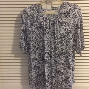 Loft T-shirt with keyhole opening